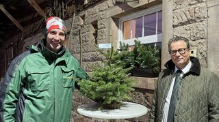 Landwirtschaftsminister Peter Hauk (rechts) informierte sich auf dem Betrieb „Tannen Galm“ über die Lage im Christbaumsektor.