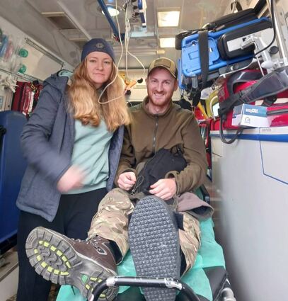 Hanna und Serhii Mechenkov im Krankentransportwagen auf dem Weg nach Mosbach.