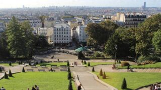 Von Sacre-Coeur aus genießt man einen atemberaubenden Blick auf Paris.