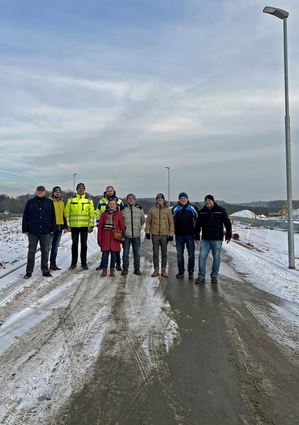 Abnahme: Das Bild zeigt von links Bürgermeister Thorsten Weber, Marius und Georg Kispert, Karin Biciola, Ralf Scholl, Bauamtsleiter Georg Farrenkopf, Steffen Leiblein sowie die Gemeinderäte Jürgen Braach und Jochen Camarena.