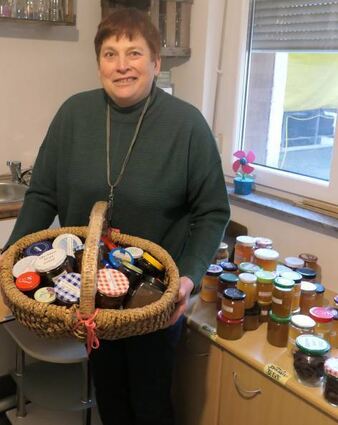 Hilde Hoch unterstützt mit ihren Marmeladen Kinder im Ahrtal.