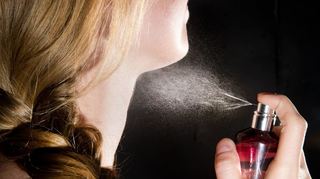 Parfüm sollte man nicht trinken, denn eine Parfümalkoholvergiftung kann gravierende Folgen nach sich ziehen.
