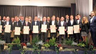 Die 33 neuen Meisterinnen und Meister im Beruf Landwirt bei der Übergabe der Meisterbriefe in Wolpertshausen.