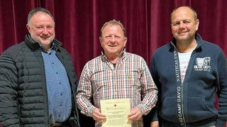 Bei der Sitzung des Erlenbacher Ortschaftsrates wurde Bernhard Steinbrenner für 50-maliges Blutspenden geehrt.