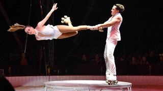 Das Künstlerpaar Dorottya und Gergö aus Ungarn gab Vollgas auf Rollschuhen und beeindruckte die Besucher des dritten Main-Tauber-Weihnachtscircus sehr.