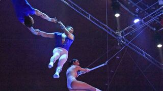 Links: „Flying Milla“ präsentierten südamerikanisches Feuer unter dem Zeltdach inklusive dreifachem Salto-Mortale. Rechts: Für die Hochseilsensation sorgte das „Trio Palmer“.