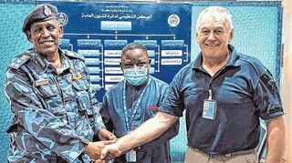 Joachim Bahndorf mit einer Sicherheitskraft aus dem Sudan.