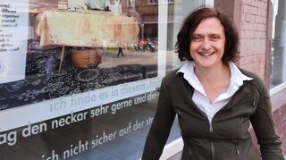 Annette Dorothea Weber vor ihrer bisherigen Wirkungsstätte Community Art Center in der Neckarstädter Mittelstraße.