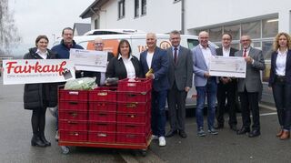 Vor dem neuen Kühlfahrzeug des DRK-Tafelladens in Mosbach zeigen sich Spendengeber und -empfänger mit Schecks über je 5000 Euro.