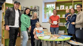 Die Bücherei hat eine Anzahl ukrainischer Bücher erhalten. Unser Bild zeigt Familie Kartvelishvili, Ursula Gerstner vom Helferkreis Asyl, Michaela Stock, Leiterin der Stadtbücherei Weikersheim, und Familie Shumbasova.