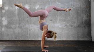 Stefanie Rohr bei einer der schwierigen Yogafiguren, diese wird auch im Buch verdeutlicht.