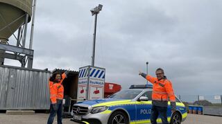 Margit Gaufer, Teamleitung Recyclinghöfe, und Joachim Bahr, Bereichsleiter Entsorgungseinrichtungen, haben gut lachen: Dank der Überwachung mit dem Bauwatch-Turm können sie künftig wertvolle Informationen zur Strafverfolgung an die Polizei weiterleiten.