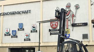 Kurz vor Weihnachten begann im früheren Lager der Winzergenossenschaft der Ausbau des Tanks. Im Moment sind die Arbeiten unterbrochen und werden am 9. Januar fortgesetzt. Das Schicksal des Gebäudes selbst ist noch nicht geklärt.