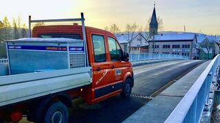 Neue Brücke: Der Verkehr kann wieder über die Tauber rollen – doch flussaufwärts tut sich rund um eine Radlerbrücke weiterer Ärger auf.