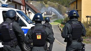 Schwer bewaffnete Spezialeinsatzkommandos und unzählige weitere Beamte waren Mitte April in Bobstadt im Einsatz, nachdem auf die Polizei geschossen worden war.
