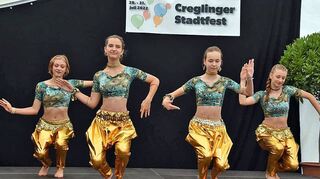 Auftritt von jungen Frauen der „Tanzvilla“ beim Stadtfest: Die Creglingerinnen erwiesen sich 2022 als Aushängeschild der Stadt. Es stimmt: Die „Moondancer“ wurden Deutsche Meisterinnen im Orientalischen Tanz – Show/Fantasie.