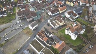 Das Hardheimer Ortszentrum aus der Luft heute: Wenn es nach den Plänen der Gemeindeverwaltung und des Investors „Schoofs“ geht, soll es hier in ein paar Jahren ganz anders aussehen. Das Projekt „Erfapark 2.0“ war 2022 in aller Munde und wird die Hardheimer auch noch eine Weile begleiten.