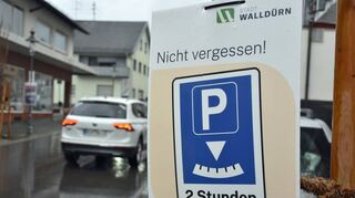 Nicht-amtliche Hinweisschilder, die an die Parkscheibe und die verschiedenen Geschwindigkeitszonen erinnern, wurden angebracht.