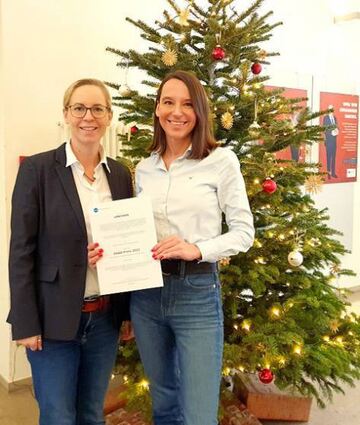 Studiengangsleiterin Prof. Eva Maria Boder gratuliert Maria Karadzhi.