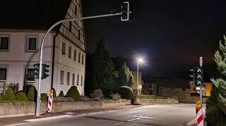 Vor rund einem Jahr wurde die Ampelanlage an der Ortsdurchfahrt der B 19 in Bernsfelden installiert, auf deren Inbetriebnahme warten die Bürger indes bis in die Gegenwart. In der Zwischenzeit hat sich manch gefährliche Situation ereignet – die Einwohner sind verärgert und empört, denn ein sicheres Überqueren der viel befahrenen Straße ist so nicht möglich.
