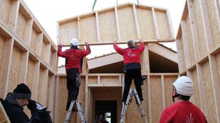 Kurz vor Weihnachten wurden die vorgefertigten Dachelemente angebracht. Ein Team des Fernsehsenders „kabeleins“ dokumentierte den Bau für die Reihe „Abenteuer Leben am Sonntag“ zum Thema „Wohnen der Zukunft“.