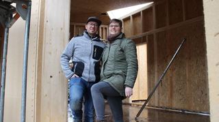 Robert und Julia Schirmacher freuen sich über ihr nachhaltiges Haus.