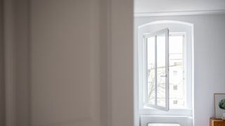 Richtiges Lüften erspart viel Ärger. Mehrfach am Tag kurz für ein paar Minuten - aber nicht auf Kipp.