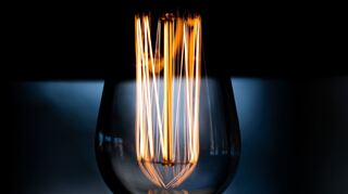 Strom selbst kann man nicht sehen, sehr wohl aber das Licht, das ohne ihn nicht leuchtet.