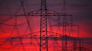 Strom wird produziert, ins Stromnetz eingespeist und über Stromleitungen transportiert.