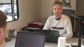 Für Geschäftsführer Rudi Bauer bedeuten die Tage des Weihnachtscircus jeden Tag Arbeit fast rund um die Uhr – am Computer und auf dem Circusgelände.