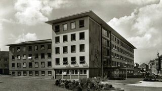 Das 1959 erbaute Verwaltungsgebäude ist seit 1. Januar 1973 Sitz der Kreisverwaltung des Main-Tauber-Kreises.