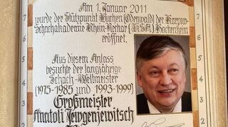 Auch der ehemalige Schach-Weltmeister Anatoli Karpow hat sich ins Goldene Buch eingetragen.