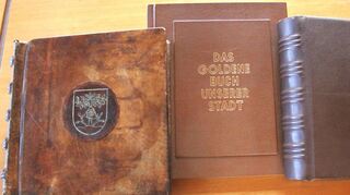 Drei Goldene Bücher hat die Stadt Buchen seit 1968 fast gefüllt. In dem aktuellen Band (rechts) sind nur noch vier Seiten frei.