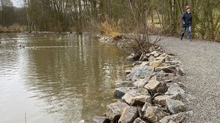 Mit tonnenweise Material haben Bauhofmitarbeiter die Uferböschung am Hollersee gesichert.