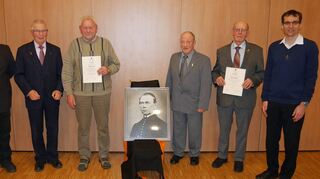 Beim Stiftungsfest der Kolpingsfamilie standen auch Ehrungen auf dem Programm. Das Bild zeigt (von links): Vorsitzenden Alexandre Ost, Diakon Franz Greulich, Felix Kraus, Ehrenvorsitzenden Rudi Gärtner, Egon Schmitt und Pfarrer Christian Wolff.