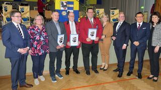 Beim Neujahrsempfang wurden Wolfgang Wamser, Rolf Krug und René Rosche mit der Bürgermedaille der Stadt Freudenberg ausgezeichnet. Lob und Glückwünsche sprachen ihnen Landrat Christoph Schauder, Vereinssprecherin Margarete Schmidt, Nina Warken (MdB), Bürgermeister Roger Henning, Professor Dr. Wolfgang Reinhart, MdL, und der stellvertretenden Bürgermeisterin Ellen Schnellbach aus.