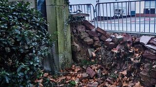 Die Friedhofsmauer wurde im Bereich der Rammingerstraße auf mehreren Metern stark beschädigt und soll in absehbarer Zeit wieder aufgebaut werden.