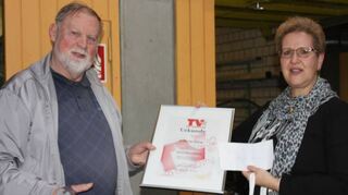 Urkunde für Hans Herschlein (links); der Jubilar ist seit 50 Jahren Mitglied im TV Bad Mergentheim. Rechts: Barbara Kreissl-Kavcic.