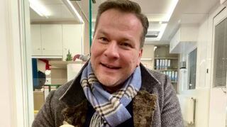 Zirkusdirektor Sascha Melnjak mit einer seiner drei Französischen Bulldoggen.