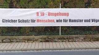 Die Proteste sind entlang der Strecke in Euerhausen, Herchsheim und Giebelstadt unübersehbar.