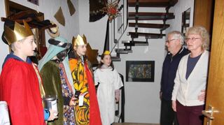 Der Empfang war überall freundlich, viele Hausbewohner schienen regelrecht auf die Kinder zu warten. Dieses Ehepaar bat die Sternsinger ins Haus.