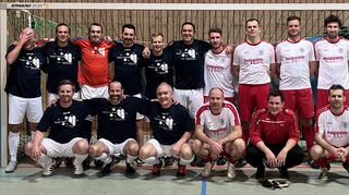 Die Ü32 des SV Königshofen (links) sicherte sich den Sieg beim Hallenturnier des TV Niederstetten. Die zweite Mannschaft des Gastgebers (rechts) wurde im Finale mit 2:1 besiegt.