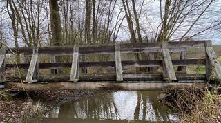 Diese Brücke befand sich ursprünglich im Bereich des Lohplatzes. Sie ersetzt das kaputte Bauwerk am Hollersee.