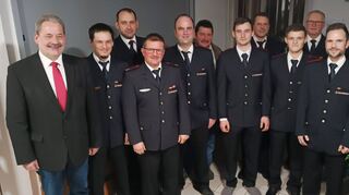 Die Neuwahlen der Wenkheimer Wehr führten zu zahlreichen Veränderungen. Schriftführer Dietmar Dürr (Dritter von rechts) übergab an Uwe Schörk (Vierter von links), Schriftführer Marwin Hauke (Vierter von rechts.) übernahm das Amt von Peter Laudner (Zweiter von rechts).