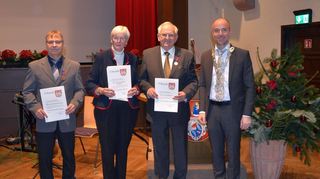 Beim Neujahrsempfang der Gemeinde Hardheim wurden verdiente Bürger für ihr Engagement ausgezeichnet. Gerald Farrenkopf (links) und Eva-Burgunde Wildner wurden mit der Bürgermedaille in Bronze geehrt, Josef Ruppert wurde die Bürgermedaille in Silber verliehen. Das Bild zeigt sie gemeinsam mit Bürgermeister Stefan Grimm.