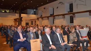 Voll besetzt: Zahlreiche Bürger und geladene Gäste kamen am Sonntag zum Neujahrsempfang der Gemeinde Hardheim in die Erftalhalle.