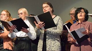 Mit Weihnachtsweisen und Volksliedern unterhielt der „Liederkranz Reloaded“ die Gäste des Seniorennachmittags in der Alten Turnhalle Niederstetten.