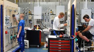Trotz der schwierigen Lage seit Beginn des Ukraine-Kriegs haben 2022 in der Region Heilbronn-Franken erstmals seit 2018 wieder mehr junge Menschen eine Ausbildung in Industrie und Handel begonnen. Dagegen verzeichnet das Handwerk bei den neuen Ausbildungsverträgen im vergangenen Jahr einen erneuten Rückgang.