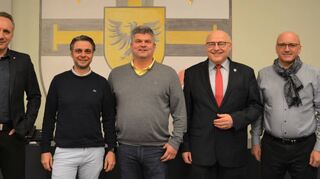 Haben weitere zehn Jahre Zusammenarbeit besiegelt (von links): Artur Wirtz (Geschäftsführer Besitzgesellschaft), Michael Atassi (Geschäftsführer Schauer & Co), Andreas Schauer (Geschäftsführer Schauer & Co), Oberbürgermeister Udo Glatthaar und Bernd Straub (Geschäftsführer Besitzgesellschaft).