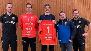 Trainer Lukas Dyszy (links.) und dessen Co Pascal Gärtner (rechts) werden weiter die sportliche Leitung von Hardheims Badenliga-Handballer innehaben. Mit Torhüter Ove Villmann (Mitte) steht der erste Neuzugang fest. Er kommt für Christian Ernst (Zweiter von links), der seine aktive Laufbahn beendet. Abteilungsleiter Manfred Dörr (Zweiter von rechts) freut sich, dass die ersten Personalentscheidungen getroffen sind.